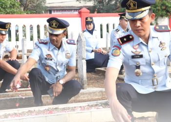 Peringatan Hari Lahir Kemenkumham RI ke-78, Jajaran Kantor Imigrasi dan Lapas Cianjur Tabur Bunga ke Makam Pahlawan