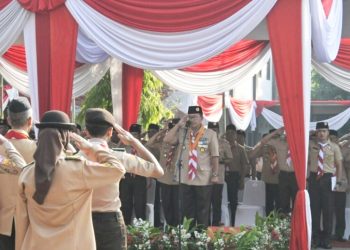 Bupati Cianjur Herman Suherman pimpin upacara Hari Pramuka di lapang Kwarcab Cianjur, Jalan Pramuka Cianjur, Senin (14/8/2023). (Foto:cianjurkab.go.id)