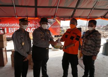 Kemenkumham Jabar Salurkan Bantuan Penambah Energi Bagi Petugas Pemadam di TPA Sarimukti