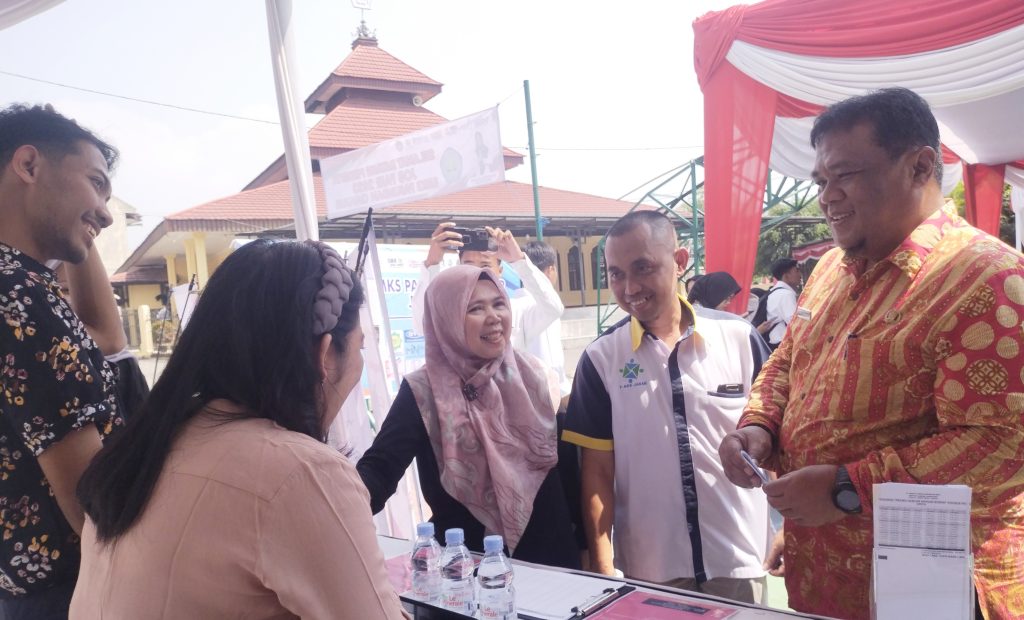 Kepala SMK Pasundan 1 Cianjur Lilis Holisoh bersama sejumlah pihak memantau stand Job Fair 2023. (Foto: branda.co.id)