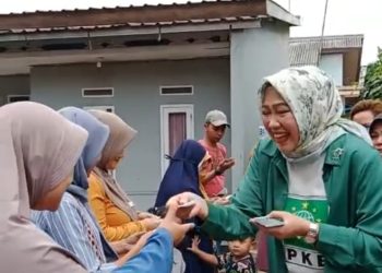 Terobosan Caleg DPRD Kota Sukabumi Wati Purnaningrum, Bagikan Ribuan Kartu Aspirasi Sehati Harum