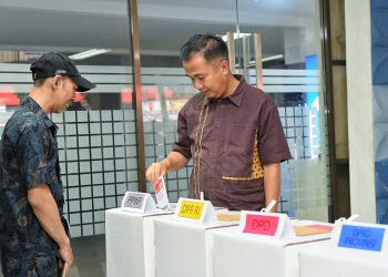 Salurkan Hak Suara Pemilu 2024, Bey Machmudin Mencoblos di TPS 15 Kota Bandung