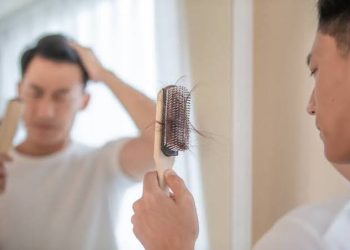 Lawan Penyebab Rambut Rontok dengan 5 Tips Ampuh di Bawah Ini