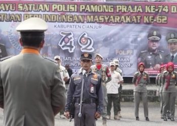 HUT Satpol PP ke 74 dan Satlinmas ke 62, Bupati Cianjur Berikan Hadiah Umroh Pada 2 Personil