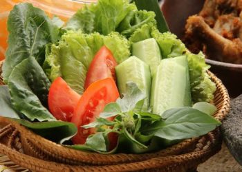 Mengapa Orang Sunda Gemar Lalapan? Ini Sejarah dan Filosofinya