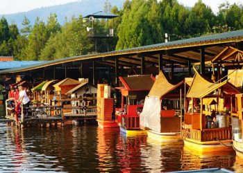 Keunikan Floating Market Lembang, Wisata Kuliner dan Belanja di Atas Air