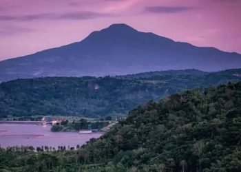Legenda Gunung Tampomas: Ketika Keris Emas Bersemayam di Kawah Gunung Gede