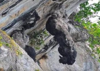 Legenda Batu Gantung: Kisah Pilu dari Danau Toba