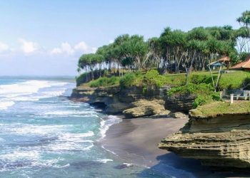 Pantai Batu Karas: Surga Tersembunyi di Pesisir Pangandaran