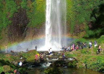 Spot Foto Instagramable Paling Ajaib di Bandung? Curug Pelangi Jawabannya!