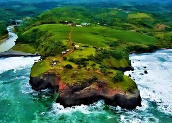 Pesona Puncak Guha Garut, Wisata Alam dengan Panorama Laut dari Tebing