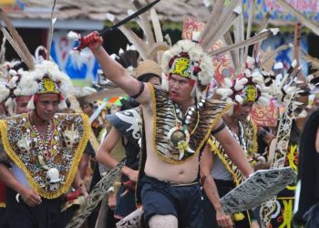 Mengenal Asal-Usul Suku Dayak dan Tradisi yang Masih Terjaga