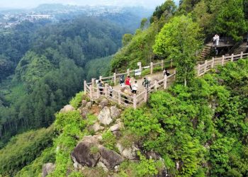 Tebing Keraton, Nikmati Sunrise dan Udara Segar di Ujung Kota Bandung