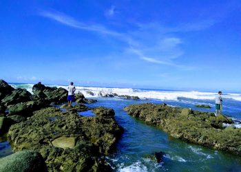 Keindahan Pantai Jayanti Cianjur dengan Ombak Besar yang Memukau