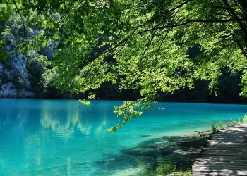 Situ Biru Cilembang: Keindahan Danau Biru yang Tersembunyi di Sumedang