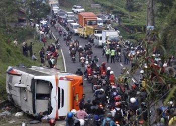 Benarkah Harus Lempar Rokok di Tanjakan Emen Subang? Ini Mitosnya!