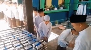 SPPG Rusaida berbagi jumat berkah untuk para santri Ponpes Assobariyah. (Foto: Ist)