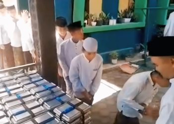 SPPG Rusaida berbagi jumat berkah untuk para santri Ponpes Assobariyah. (Foto: Ist)