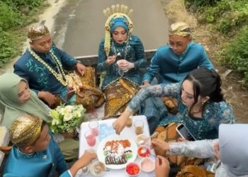 Viral Pengantin Naik Mobil Bak Saat Menikah, Unik Namun Tetap Mewah