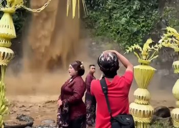 Dikira Banjir Bandang! Foto Pernikahan Berlatar Air Terjun Keruh Ini Viral di Media Sosial