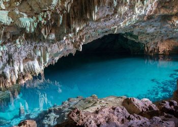 Goa Batu Cermin Labuan Bajo, Wisata Alam Unik dengan Fenomena Cahaya Memukau