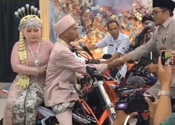 Agak Lain! Pengantin di Cianjur Ini Gelar Akad Nikah di Atas Motor Trail