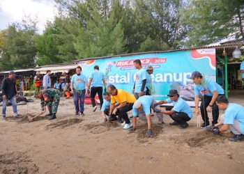 Semarak Bulan K3, Pertamina Patra Niaga Regional JBB Gandeng Masyarakat Balongan Lakukan Coastal Cleanup