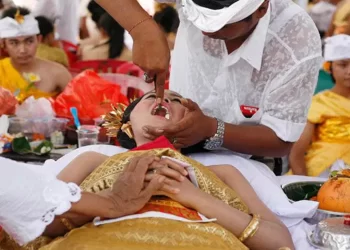 Mengenal Tradisi Metatah: Makna Mendalam Upacara Potong Gigi bagi Umat Hindu