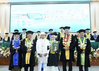 Usai Akad Nikah, Pengantin Ini Langsung Wisuda Pakai Gaun Pengantin