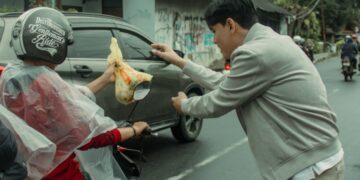 Ketua Tidar Kota Sukabumi Galuh Naufal membagikan takjil kepada para pengendara yang melintas di Jalan Arief Rahman Hakim. (Foto:Ist)