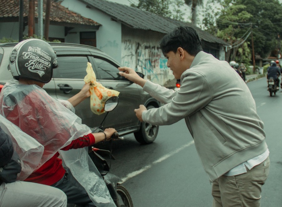 Ketua Tidar Kota Sukabumi Galuh Naufal membagikan takjil kepada para pengendara yang melintas di Jalan Arief Rahman Hakim. (Foto:Ist)