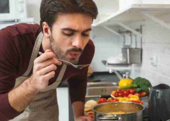 Apakah Boleh Mencicipi Makanan Saat Puasa? Ini Penjelasan Hukumnya