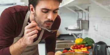 Apakah Boleh Mencicipi Makanan Saat Puasa? Ini Penjelasan Hukumnya