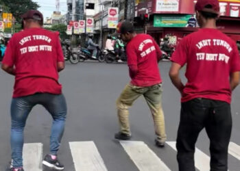 Momen Pengamen Bernyanyi dan Joget di Lampu Merah