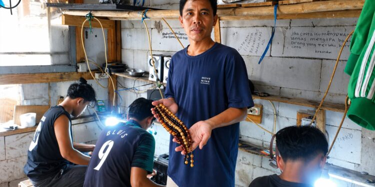 Dari Limbah Jadi Berkelas Dunia, Jakaria Satu-satunya Pengusaha Amber di Kota Sukabumi Tembus Pasar Internasional