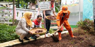 Pertamina Patra Niaga Regional JBB dan Pemprov DKI Jakarta Gelar Panen Raya Serentak di RPTRA Sunter Jaya