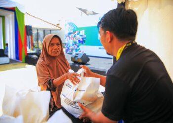 Pertamina Salurkan 2.000 Paket Sembako Melalui Pasar Murah di Balongan