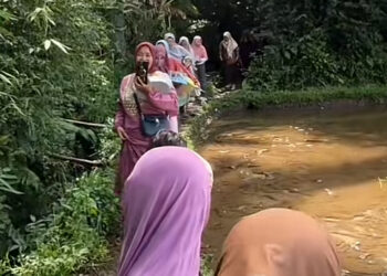 Aksi Viral! Pengantin Pria Melewati Hutan dan Sawah Becek Demi Menikah