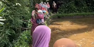 Aksi Viral! Pengantin Pria Melewati Hutan dan Sawah Becek Demi Menikah