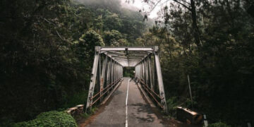 Misteri Jembatan Cangar: Penampakan Hantu Penunjuk Jalan serta Jejak Tempat Bertapa