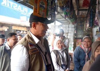 Turun Langsung ke Pasar Cisaat Sukabumi, Dirut Bulog Pastikan Minyakita Lancar, Beras SPHP Melimpah