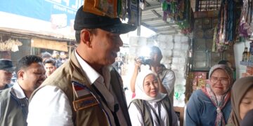 Turun Langsung ke Pasar Cisaat Sukabumi, Dirut Bulog Pastikan Minyakita Lancar, Beras SPHP Melimpah