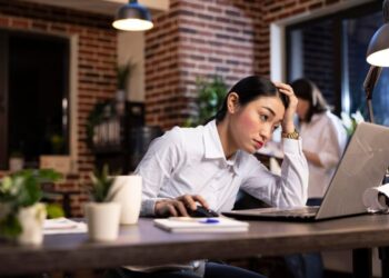 7 Kebiasaan Gen Z di Tempat Kerja yang Sering Dipandang Kurang Profesional