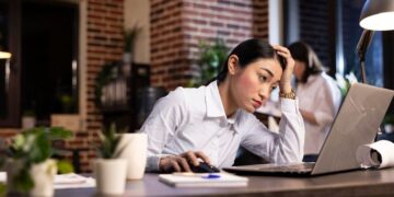 7 Kebiasaan Gen Z di Tempat Kerja yang Sering Dipandang Kurang Profesional