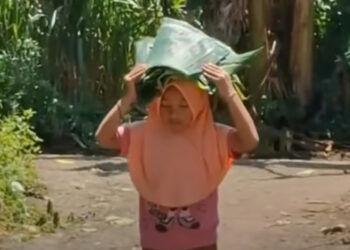 Kisah Pilu Bella, Anak Yatim 7 Tahun Hidup Sendirian Bermodalkan Jual Daun Pisang