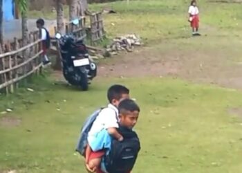 Video Viral Siswa SD Disabilitas di NTT Digendong Teman ke Sekolah, Bikin Haru!