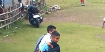 Video Viral Siswa SD Disabilitas di NTT Digendong Teman ke Sekolah, Bikin Haru!