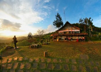 Bukit Moko Bandung, Hidden Gem dengan Pemandangan Kota Bandung dari Atas Awan