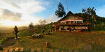 Bukit Moko Bandung, Hidden Gem dengan Pemandangan Kota Bandung dari Atas Awan
