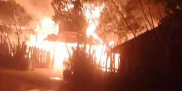 Si Jago Merah Mengamuk di Desa Sade Lombok, Sejumlah Rumah Tradisional Hangus